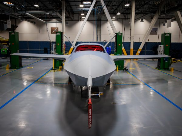 Prototyp bojowego drona YFQ-42 oblatany 2
