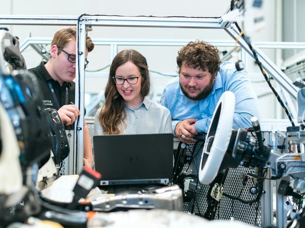 Automatyczne spowalnianie aut w UE 1